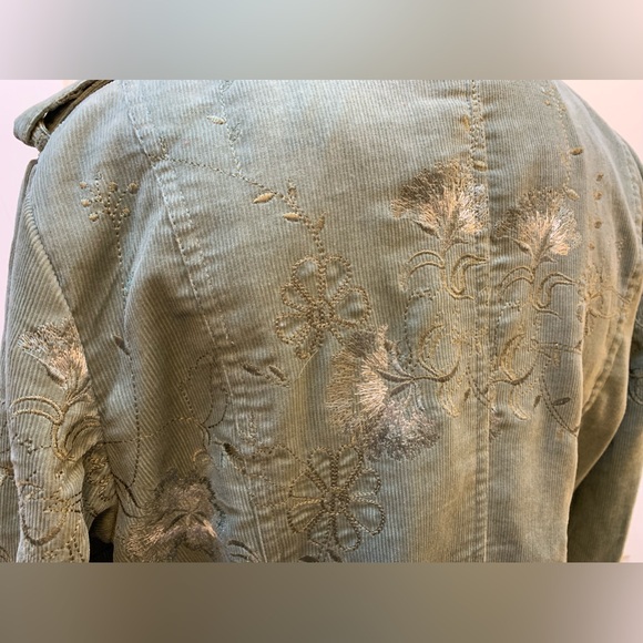 Well tailored and gorgeous corduroy trench coat with embroidery - Picture 8 of 15